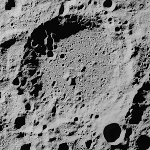 Aufgenommen von Apollo 16 (Norden ist rechts oben; rechts unten im Bild ist der Krater Recht mit einem Durchmesser von 20 km)