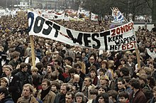 Protest in Amsterdam against the deployment of Pershing II missiles in Europe, 1981 Overzicht op Museumplein met spandoek The Dutch disease is better for peace o, Bestanddeelnr 253-8627.jpg