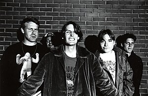 Pavement noong 1993. Mula kaliwa hanggang kanan: Bob Nastanovich, Gary Young, Stephen Malkmus, Mark Ibold, at Scott Kannberg.