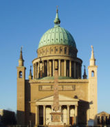 St. Nikolai. Vor dem Portal ein Obelisk von 1755