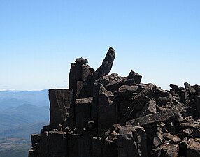L'obelisco realizzato sulla vetta con delle rocce