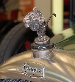 Le Lion fou, bouchon de radiateur Peugeot créé en 1922 par le sculpteur et caricaturiste René Baudichon. (définition réelle 1 728 × 1 902)