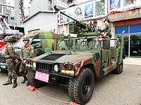 中華民国海軍陸戦隊のハンヴィーに搭載されているT-75M機関砲を操作する来訪客