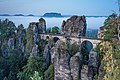 El Bastei es una formación rocosa de Alemania que se eleva 194 metros por encima del río Elba, en las montañas de arenisca del Elba. Las rocas escarpadas del Bastei, alcanzan una altura de 305 metros sobre el nivel del mar, y se formaron por la erosión del agua hace más de un millón de años. Se encuentran cerca del pueblo de Rathen, próximo con la pequeña ciudad de Pirna, al sureste de la capital sajona de Dresde. Por A.Savin.