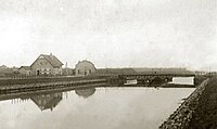 Rijense draaibrug in het Wilhelminakanaal te Dongen. Gefotografeerd met brugwachtershuis en een café. Foto circa 1916.