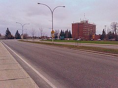 La route 223 traversant Saint-Jean-sur-Richelieu comprend quatre voies divisées par un terre-plein.