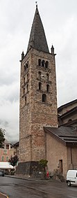 La tour du xve siècle de style roman lombard.