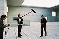 Filmový štáb při natáčení ve Škole designu a managementu v Zollverein, kameraman Toni Laznik, mistr zvuku Michal Deliopulos, vedoucí projektu Andreas Krawczyk, září 2007