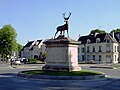 Le cerf, place du Chalet, au nord-est du centre-ville.