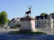 Скульптура оленя на площади города Санлис, Франция