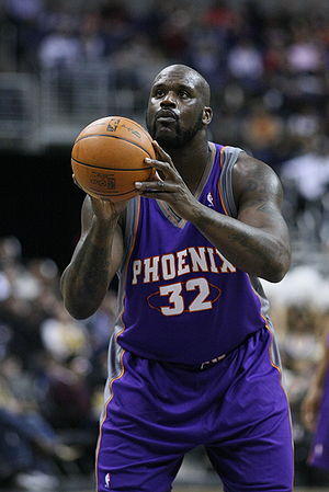 English: Shaquille O'Neal preparing to shoot a...