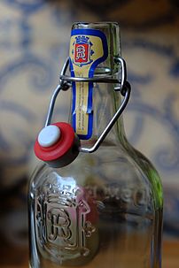 Une bouteille à bouchon mécanique, qui contenait initialement de la limonade artisanale de Morteau (Doubs, France). (définition réelle 3 264 × 4 896)