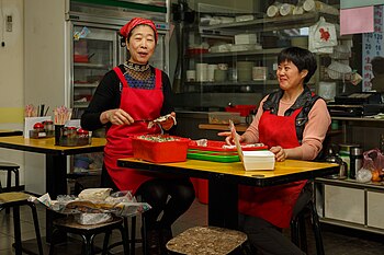 Taipei, Taiwan: The Jiaotse Restaurant in 14th avenue. The owner is preparing her famous handmade Jiaozi. Taipei Taiwan Jiaozi-Restaurant-14th-avenue-01.jpg