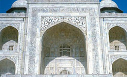 La entrada iwan del Taj Mahal en Agra, India