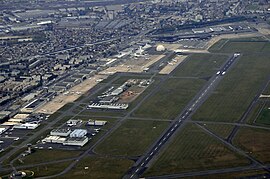 Tarmac de l'aéroport du Bourget à Paris.jpg