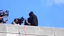 Archivo:The Reichenbach Fall filming (video).ogv
