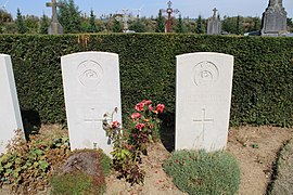 Tombes de deux soldats britanniques du Hertfordshire Regiment.