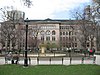 Парк Вашингтон-сквер изображен с библиотекой Ньюберри на заднем плане.