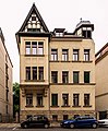 Mietshaus (Nr. 8) in offener Bebauung und Gartenhaus (Nr. 8a) sowie seitliche Toreinfahrt und Pforte