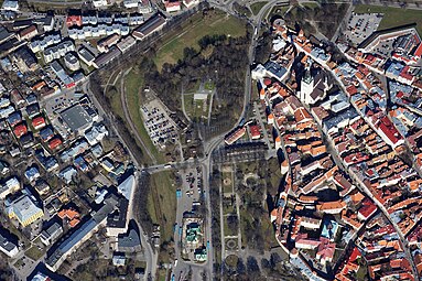 Вид с воздуха от окраины Старого города и начала улицы Суур-Патарей (вверху слева)