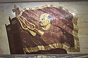 Mosaik Lenin di ujung peron stasiun