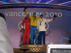 Б'єрн Феррі (в центрі) на олімпійському п'єдесталі Ванкувера