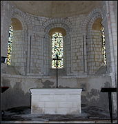 L'abside semi-circulaire.