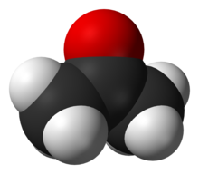 Struktur bola suatu molekul. Tulang punggungnya adalah rantai zig-zag dari tiga atom karbon yang terhubung di tengah ke atom oksigen dan di ujungnya ke 6 atom hidrogen.