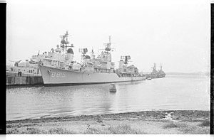 Ausländische Kriegsschiffe an der Tirpitzmole zur Kieler Woche 1964 (Kiel 32.970).jpg