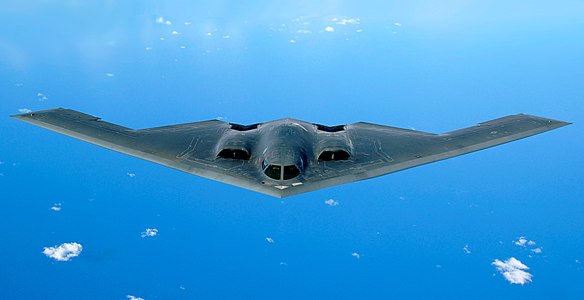 Büyük Okyanus üzerinde uçuş hâlindeki Amerika Birleşik Devletleri Hava Kuvvetlerine bağlı bir B-2 Spirit (Mayıs 2006)