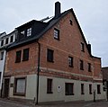 Wohnhaus in halboffener Bebauung und Ecklage sowie Hinterhaus