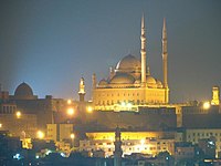 Noční pohled na citadelu a mešitu