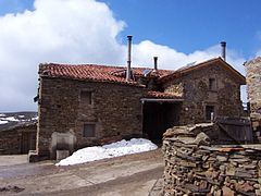 Vivienda con fuente pública.