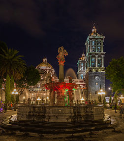 La place principale de la ville de Puebla, au Mexique, avec, au premier plan, la fontaine San Miguel et, à l'arrière-plan, la cathédrale de l'Immaculée-Conception. (définition réelle 2 589 × 2 929)