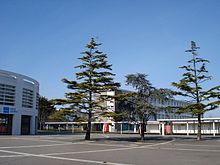 On aperçoit une partie du cœur de la Cité scolaire : des volumes cylindriques s'opposent aux parallélépipèdes des bâtiments anciens.