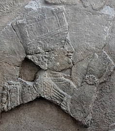 Libbali-sharrat, épouse d'Assurbanipal, représentée sur une stèle des « rangées de stèles » d'Assur. Pergamon Museum.