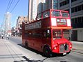 Ehemaliger, in London zum Sightseeing-Bus umgebauter, Open Top Routemaster auf Stadtrundfahrt am 2. Juli 2005 in Toronto