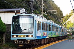 明治製菓の広告電車となっていた2003編成、稲村ヶ崎～極楽寺駅間にて撮影、2014年