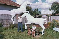 Escultura gigante de Alarico Corrêa Leite, feita em papietagem para carnaval da década de 1980. Foto: arquivo da família.