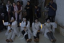 عکس از حضور زنان در نمایش محیطی پرفورمانس "به دادمان برسید" در تماشاخانه "داً شهر تهران (سال ۱۳۹۵)