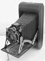 Klasický sklopný fotografický přístroj v rozloženém stavu