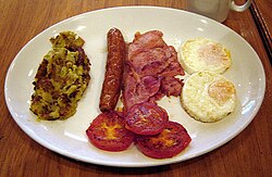 ארוחת בוקר אנגלית במסעדה בלונדון. משמאל בכיוון השעון: באבל אנד סקוויק, נקניקייה, בייקון, שתי ביצי עין, עגבניות צלויות