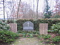 Gedenksteine der Kriegsgräberstätte auf dem Kahrener Friedhof.jpg