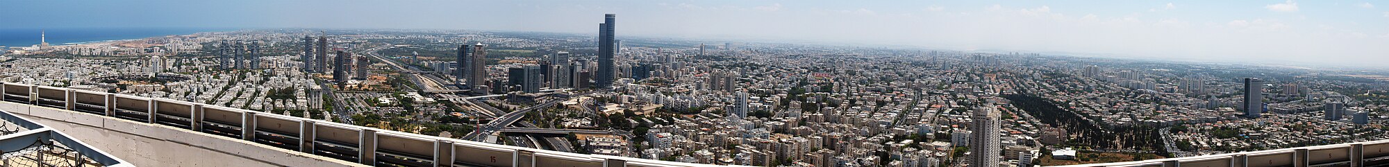 Panorama části metropolitní oblasti Guš Dan, včetně měst Tel Aviv, Ramat Gan a Giv'atajim