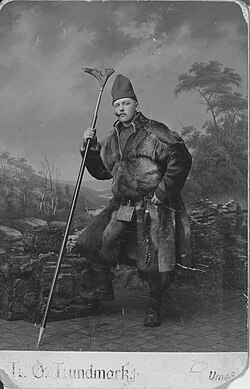 Porträtt av Hampus Huldt iklädd sameinfluerade kläder. Fotograf Lars-Olof Lundmark (1828-1895)