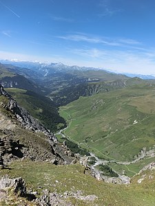 Blick nach Westen (Sapün, Schanfigg, im Hintergrund der Calanda).