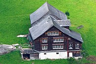 S Hus uf äm Schtrichbode im Schtarchebach mit ämene Abau für ä Schtickmaschine, wa mer a de groose Fenschter gseeht.