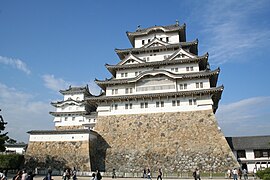 Detalle de la torre principal (tenshu o tenshu kaku) incluyendo su base de piedra.