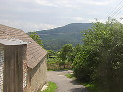 Pohled na Hradišťany od severovýchodu, z modré turistické trasy v osadě Lukov.