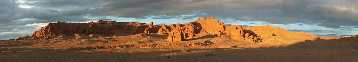 Panorama bildo de la tiel nomataj "Flamantaj klifoj", dezerto Gobio, Mongolio